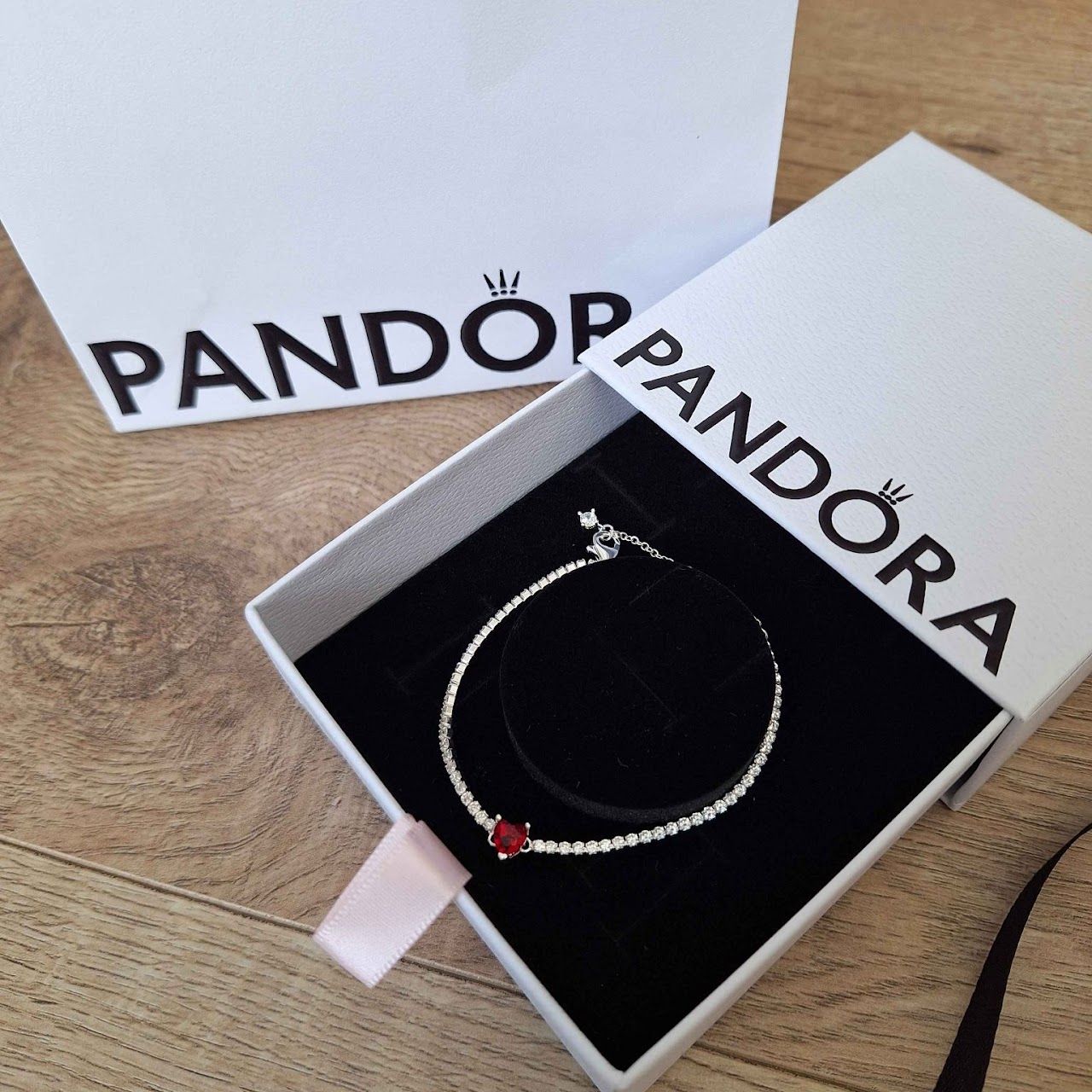 Apyrankė Pandora (raudona)