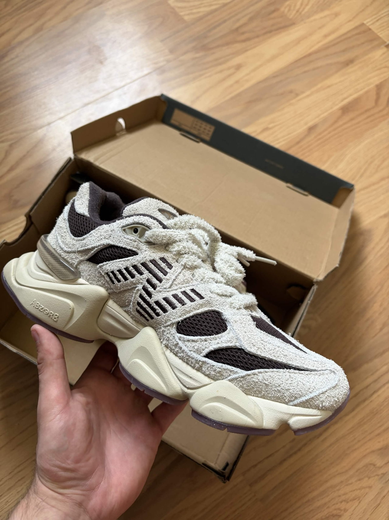New Balance 9060 ( white/dark brown )